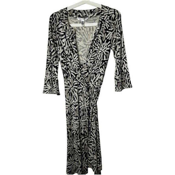 Diane Von Fursteberg Black Cream All OVer Print Silk Wrap Mini Dress Size 2 - Picture 2 of 14